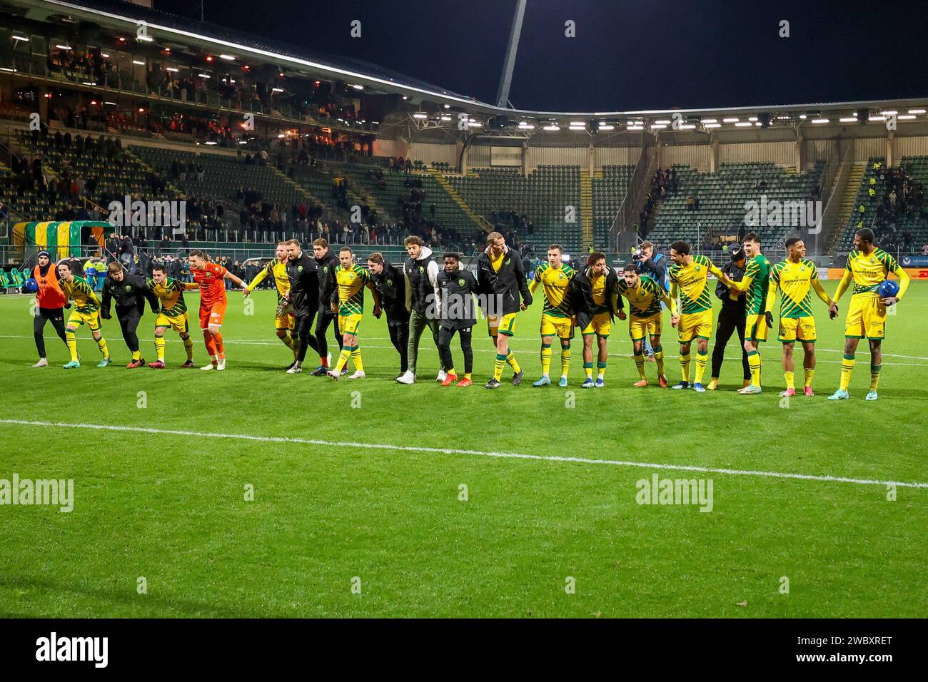 DEN HAAG, PAYS-BAS - JANVIER 12 : Malik Sellouki d'ado Den Haag, Daryl van MIEGHEM d'ado Den Haag, Jort van der Sande d'ado Den Haag, Henk Veerman d'ado Den Haag, Lasse Vigen d'ado Den Haag, Tyrese Asante d'ado Den Haag, Daniel Granli d'ado Den Haag, Justin Che d'ado Den Haag, Matteo Waem d'ado Den Haag, Gylermo Siereveld d'ado Den Haag, Silvinho Esajas d'ado Den Haag célébrant la victoire du match lors du match néerlandais Keuken Kampioen Divisie entre ado Den Haag et de Graafschap au Bingoal Stadion le 12 janvier 2024 à Den Haag, Nederland. (Photo de Hans van der Valk/Orange P Banque D'Images