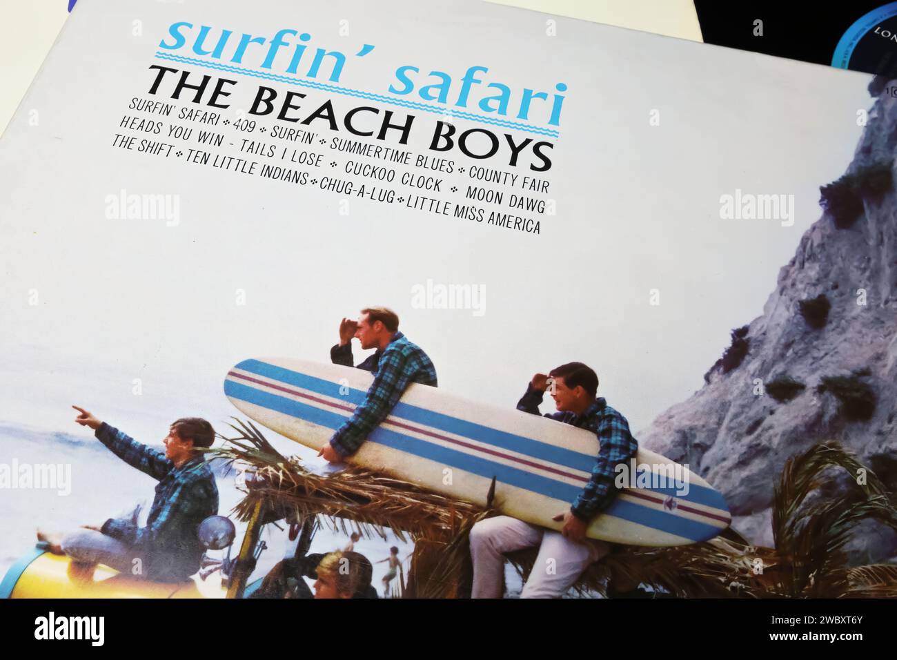 Viersen, Allemagne - mai 9. 2023 : gros plan de l'album vinyle du groupe de Beach boys Cover Surfin Safari de 1962 Banque D'Images