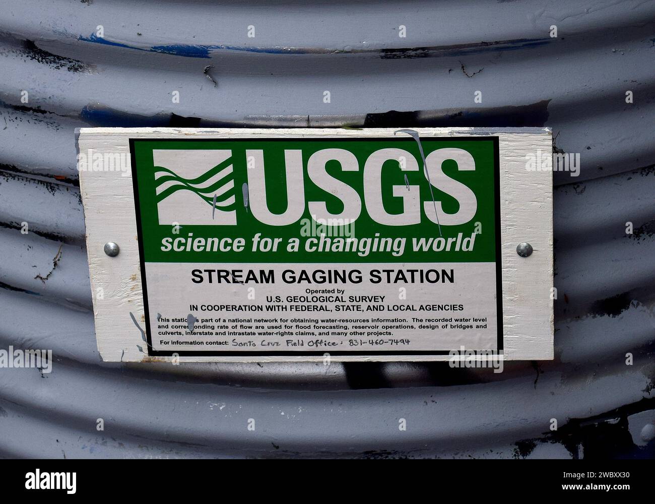 USGS, US Geologic Survey, station de jaugeage de ruisseau le long de la rivière Alameda Creek à Union City, Californie Banque D'Images USGS, US Geologic Survey, station de jaugeage de ruisseau le long de la rivière Alameda Creek à Union City, Californie Banque D'Images