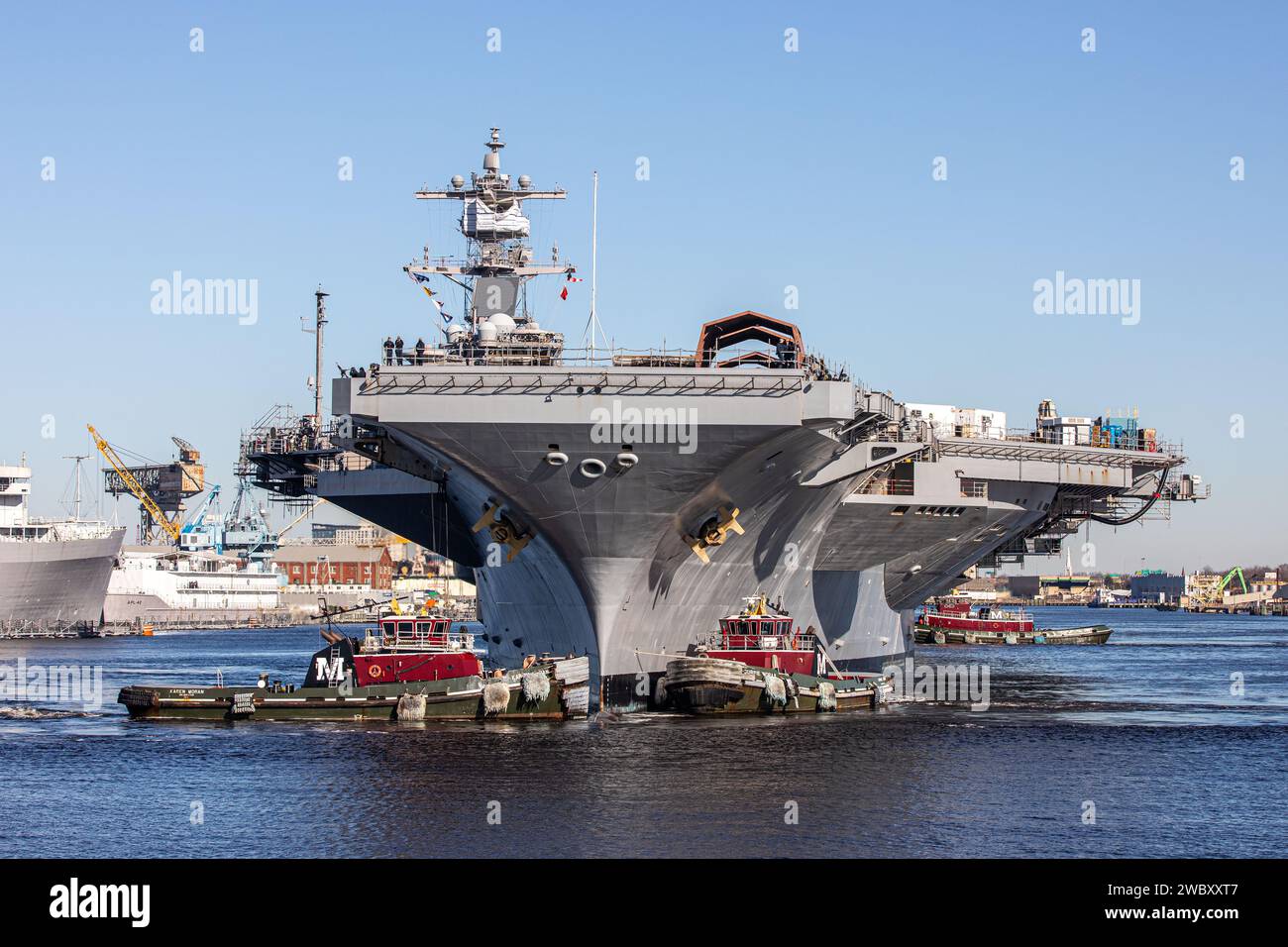 Norfolk Naval Shipyard accueille l'USS George H.W. Bush (CVN 77) pour une disponibilité incrémentielle prévue le 11 janvier. En plus de l'entretien de l'équipement, cette disponibilité améliorera la sécurité des navires ainsi que la mise à niveau des systèmes de communications et de combat. Banque D'Images