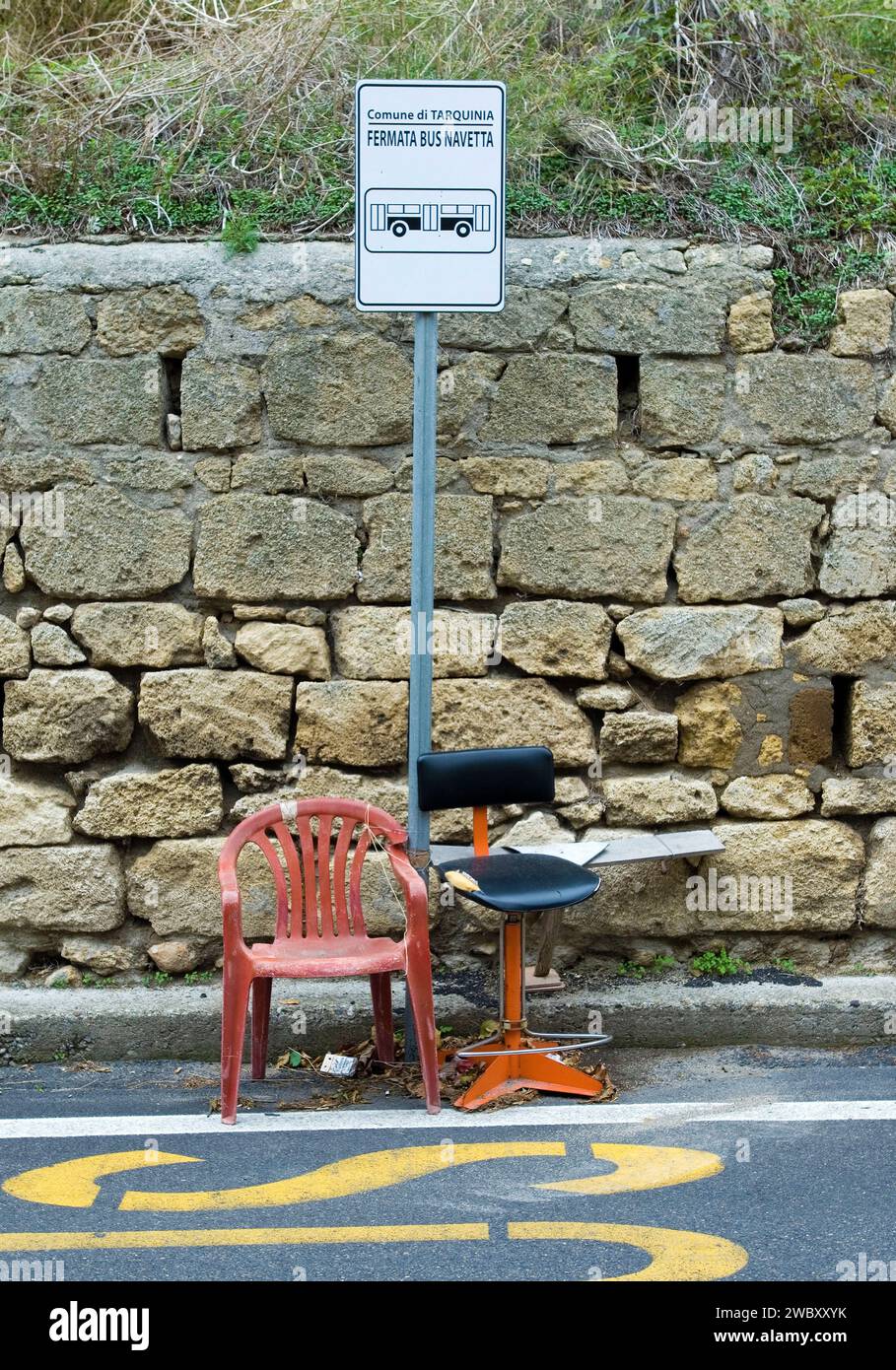 Arrêt de bus en Italie, équipé de chaises supplémentaires Banque D'Images