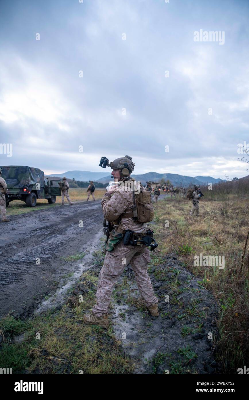 Un Marine américain affecté à la reconnaissance Company, 15th Marine Expeditionary Unit, communique par radio lors d'un raid au camp de base du corps des Marines Pendleton, Californie, le 20 décembre 2023. Recon Co. A été chargé de mener le raid dans le cadre d'un assaut amphibie simulé MEU, saisissant un terrain clé à travers le camp Pendleton d'une force adverse. (Photo du corps des Marines des États-Unis par le sergent Patrick Katz) Banque D'Images