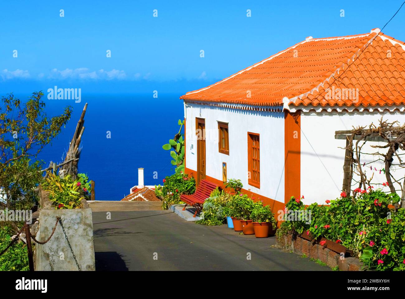 Maison dans un petit endroit éloigné près de Barlovento, sur une colline au-dessus de l'océan Atlantique bleu, la Palma, îles Canaries, Espagne, Europe Banque D'Images
