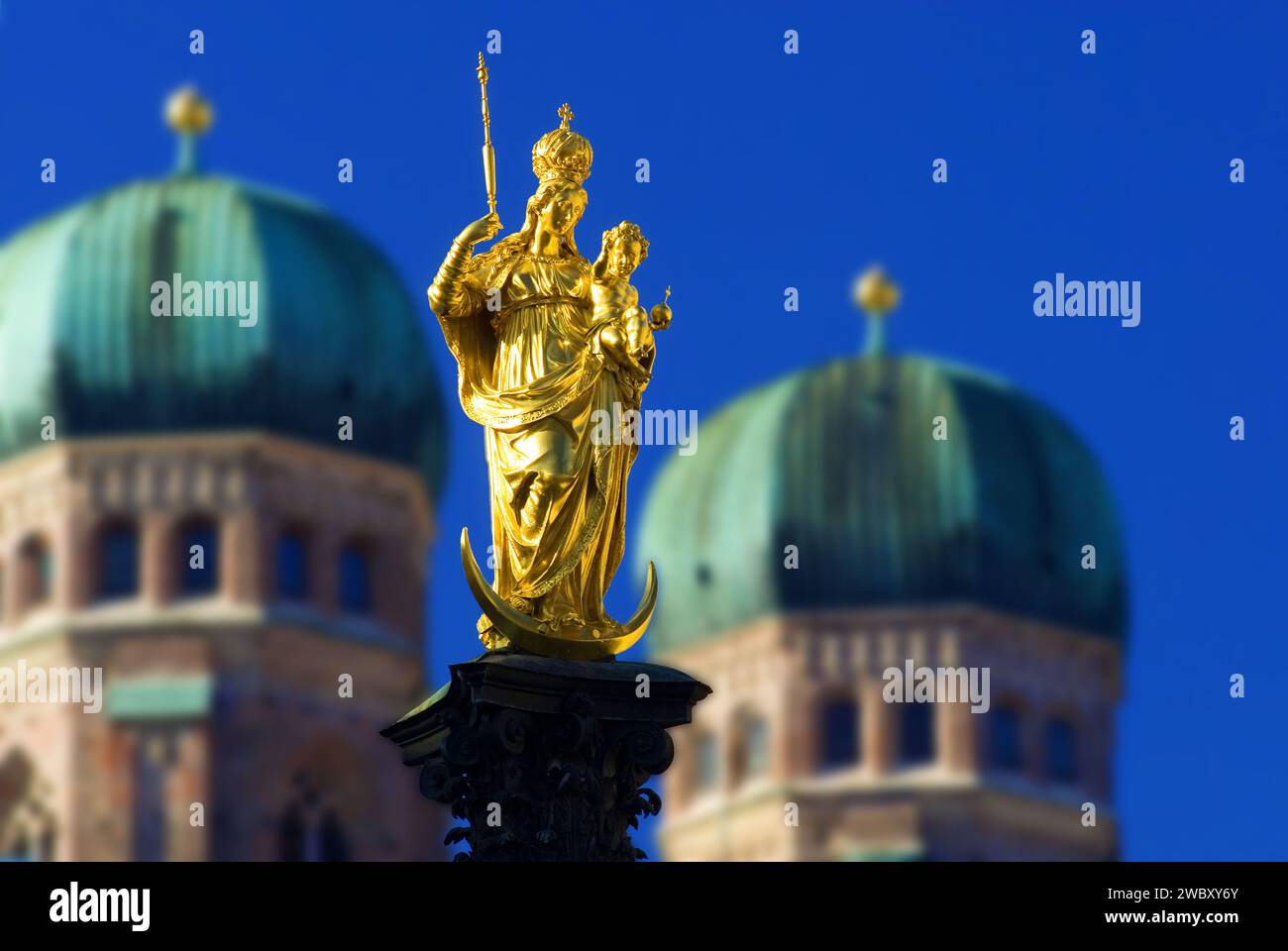 Statue dorée de la Vierge Marie avec Jésus enfant, deux tours de l'église catholique Liebfrauendom ou Frauenkirche en arrière-plan, Marie est la Patrona BAV Banque D'Images
