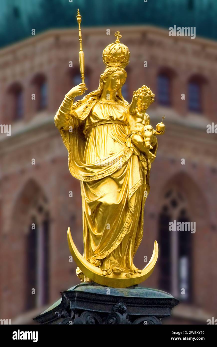 Statue dorée de la Vierge Marie avec Jésus enfant, tour de l'église catholique Liebfrauendom ou Frauenkirche en arrière-plan, Marie est la Patrona Bavari Banque D'Images