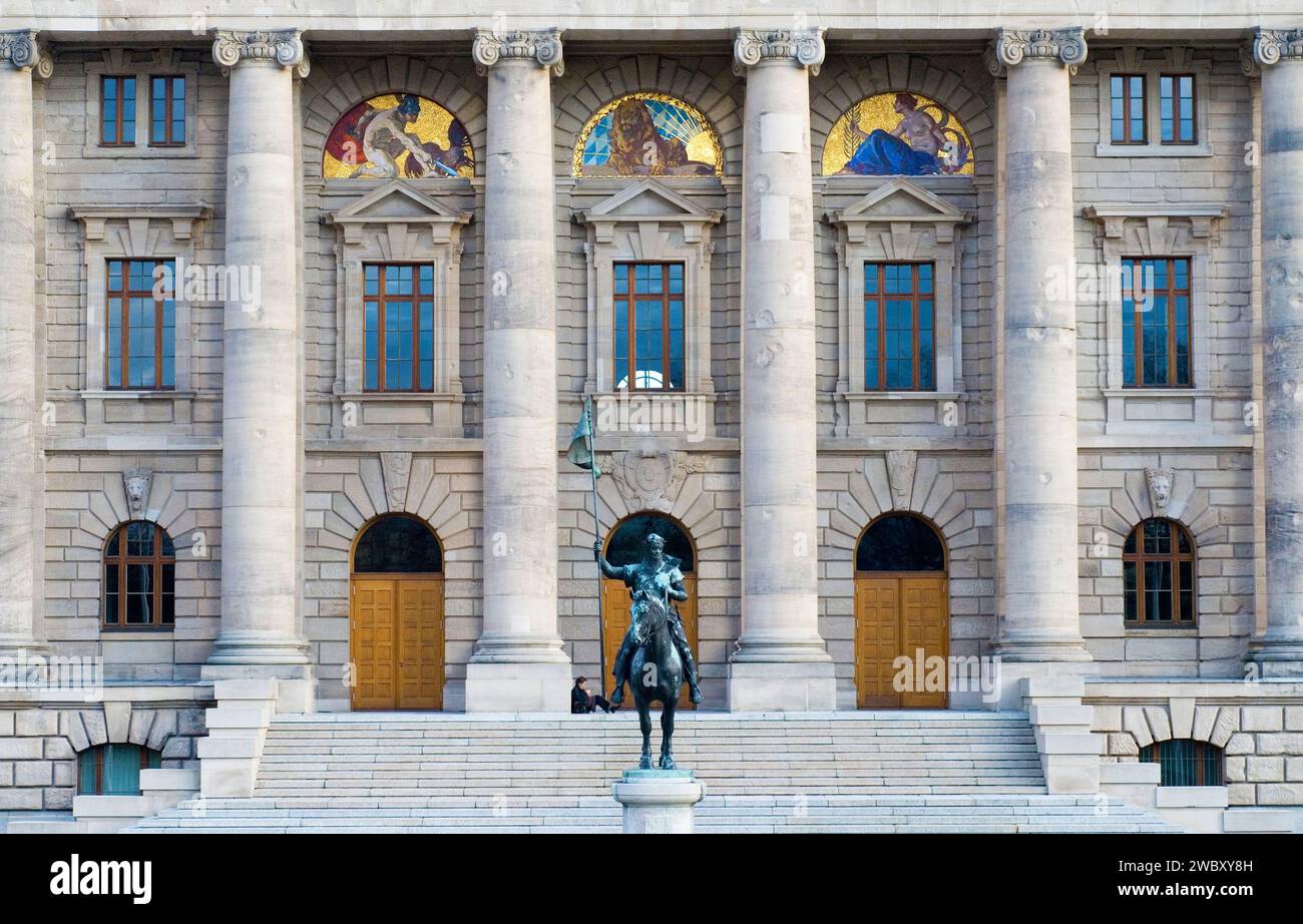Bayerische Staatskanzlei, Chancellerie d'État bavaroise, bâtiment du gouvernement, côté ouest, avec le duc de Bavière Otto Ier comme chevalier à Munich, Bavière, Germa Banque D'Images