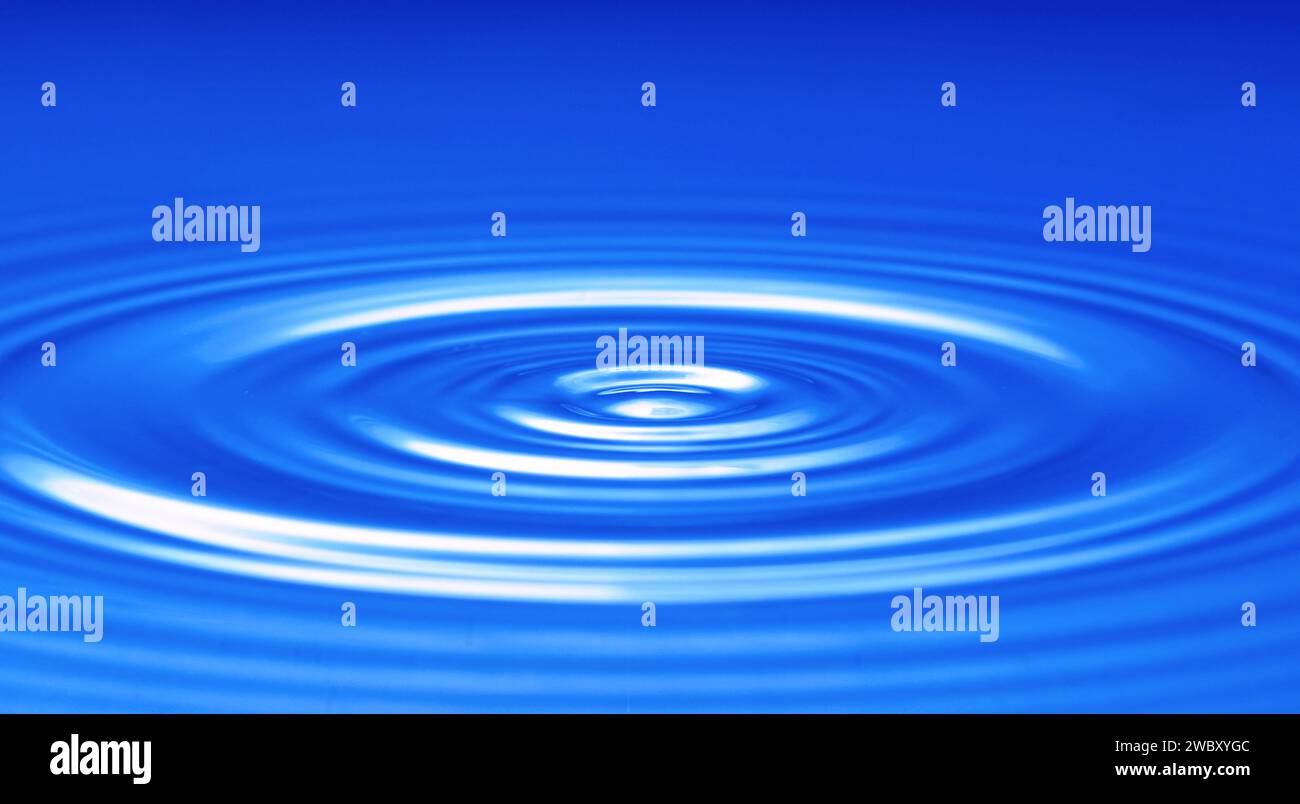 gros plan, macro d'ondes circulaires sur une surface d'eau, causées par une chute d'eau Banque D'Images