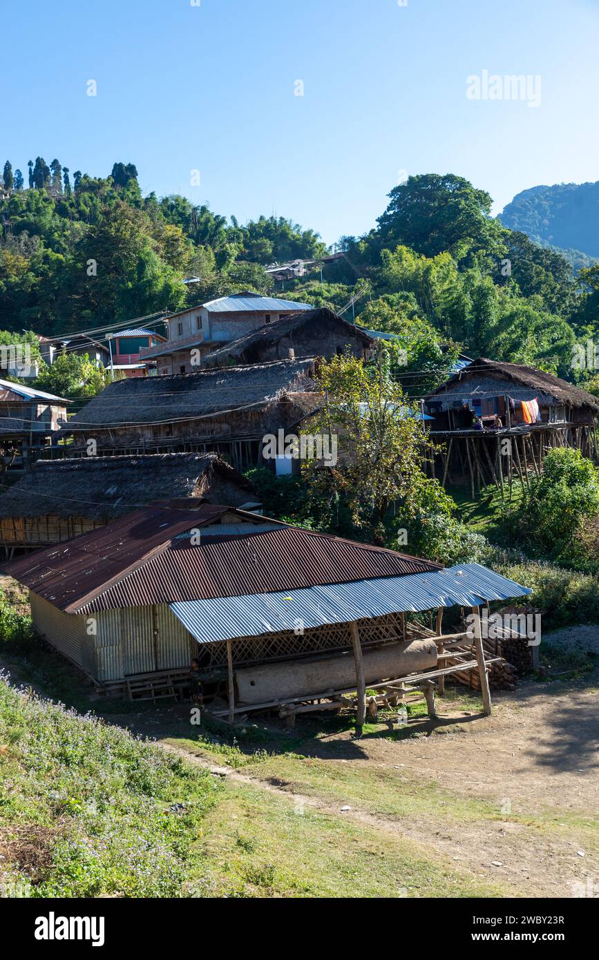 Cabanes traditionnelles en bambou dans Lazu Village, Arunachal Pradesh, Inde Banque D'Images