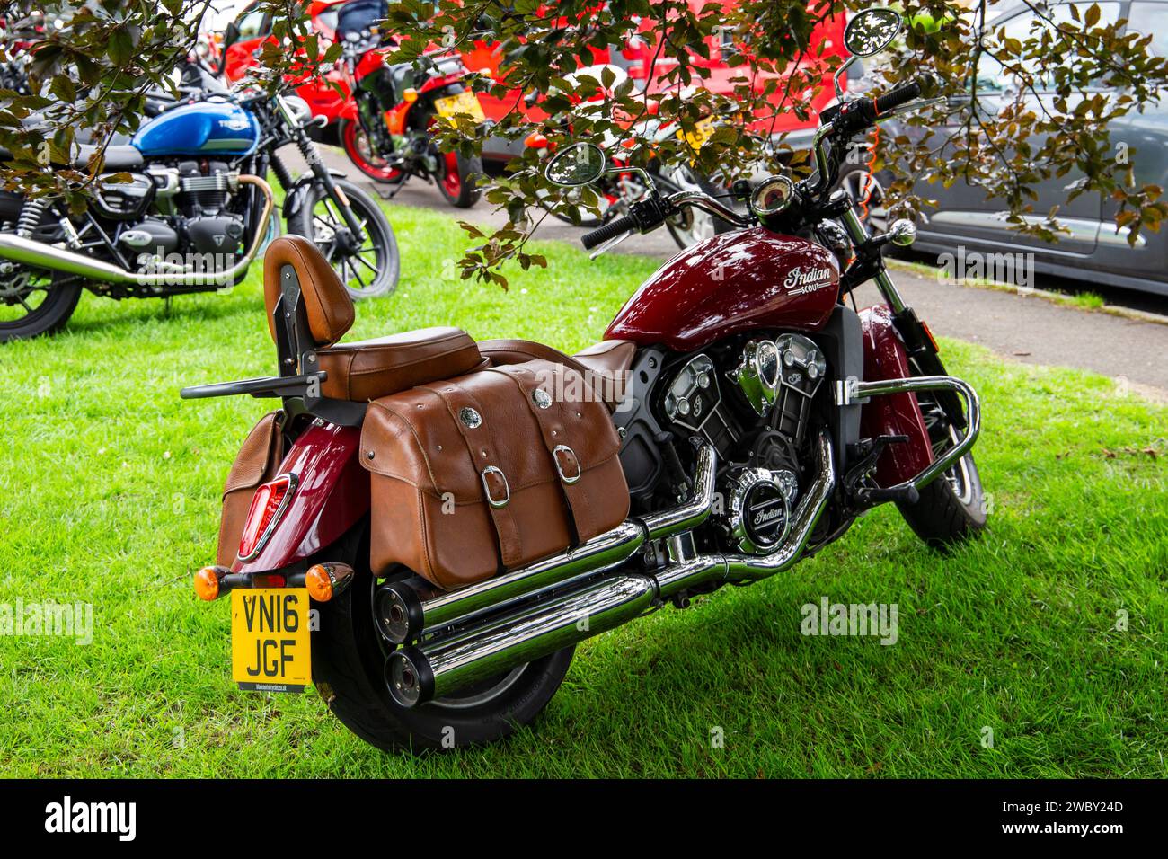 Moto Indian Scout avec sacoches en cuir beige désert à la rencontre de moto Calne juillet 2023 Banque D'Images