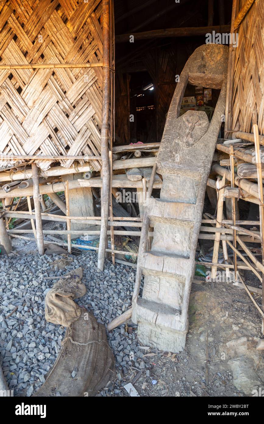 Échelle d'entrée d'une cabane traditionnelle en bambou dans Lazu Village, Arunachal Pradesh, village IndiaLazu, Arunachal Pradesh, Inde Banque D'Images