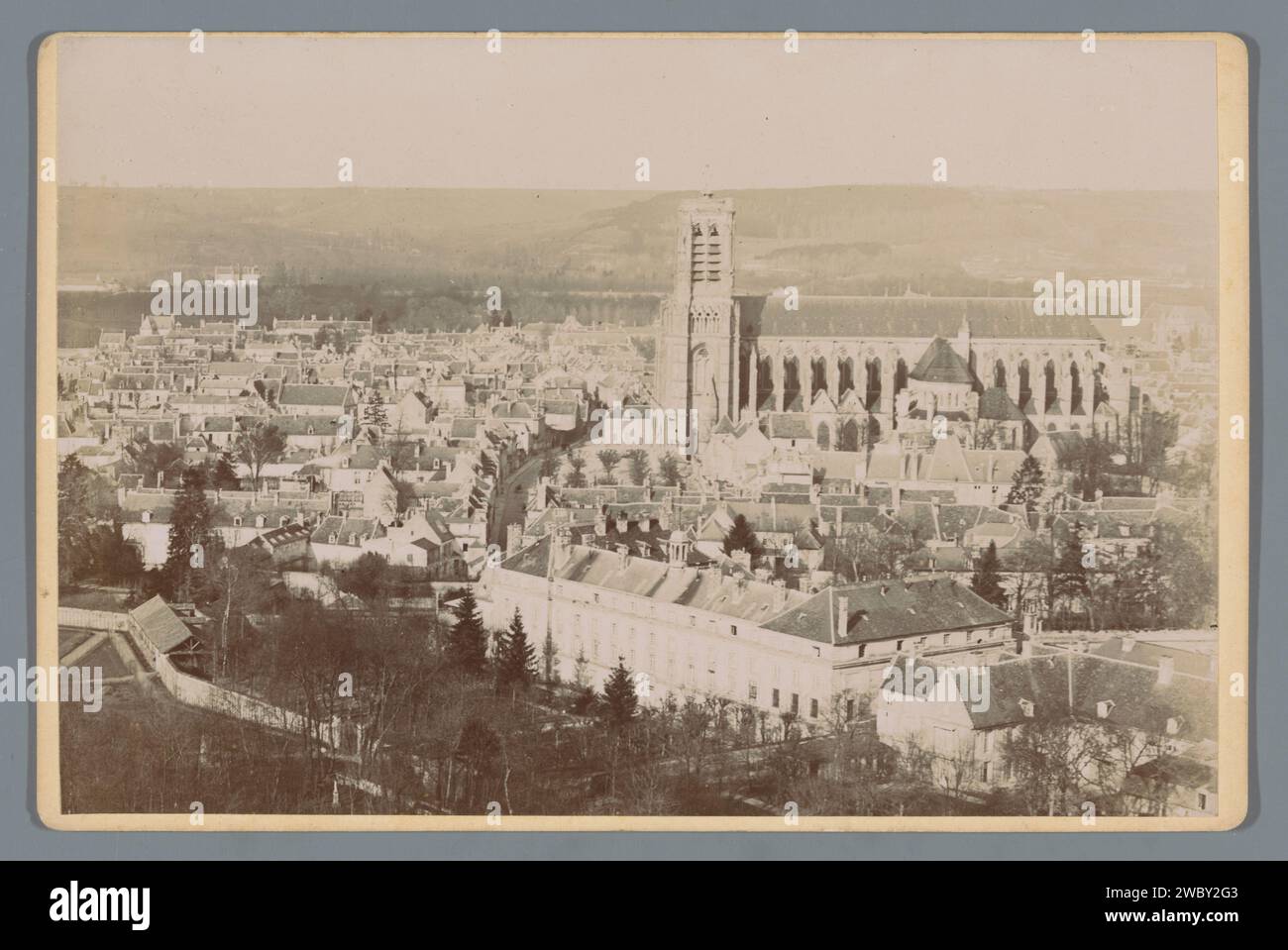 Vue de Soissons avec cathédrale, Vergnol, photographie de 1895. Photographie du cabinet Soissons carton. support photographique vue de la ville en général ; 'veduta'. église (extérieur) Soissons Banque D'Images