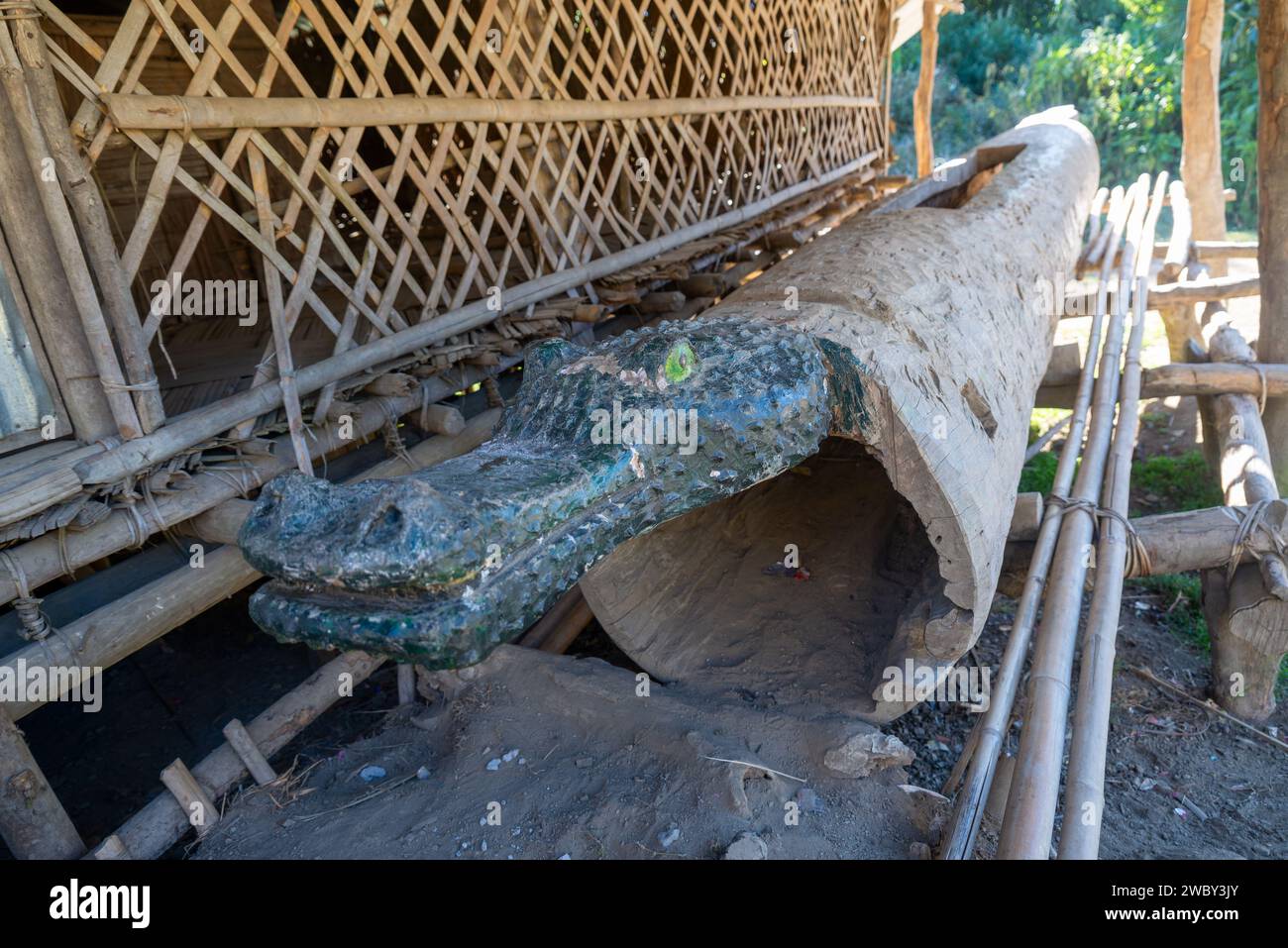 Tambour à fente avec une tête de crocodile dans le morung (dortoir traditionnel), Lazu Village, Arunachal Pradesh, Inde Banque D'Images