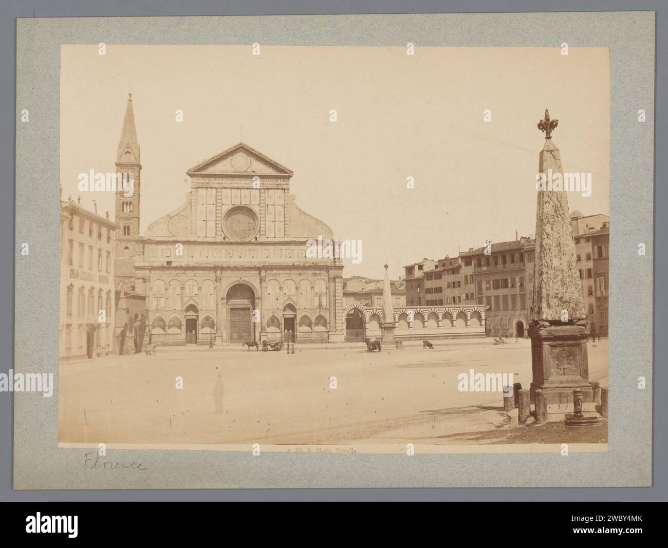 Vue de la Santa Maria Novella à Florence, Italie, Anonyme, d'après Bartolomeo Ammannati, d'après Giammologna, 1851 - 1900 photographie Florence carton. papier albumen imprimer carré, lieu, cirque, etc. église (extérieur). obélisque, aiguille Santa Maria Novella. Piazza Santa Maria Novella Banque D'Images
