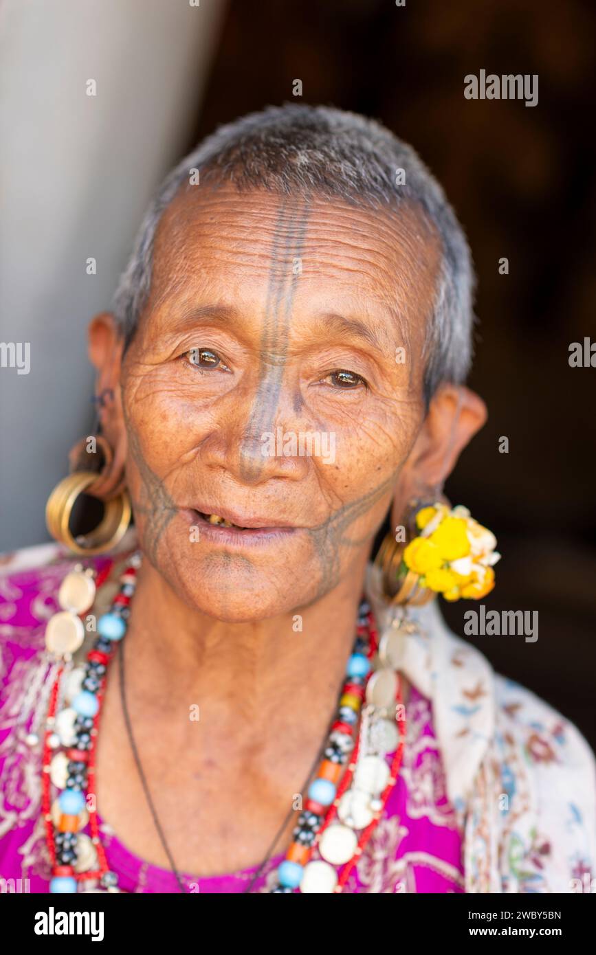 Portrait d'une vieille femme OLLO Nocte avec tatouages faciaux, village Lazu, Arunachal Pradesh, Inde Banque D'Images
