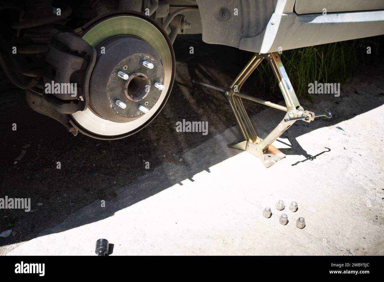 pneu arrière de voiture crevé, pneu en cours de remplacement Banque D'Images