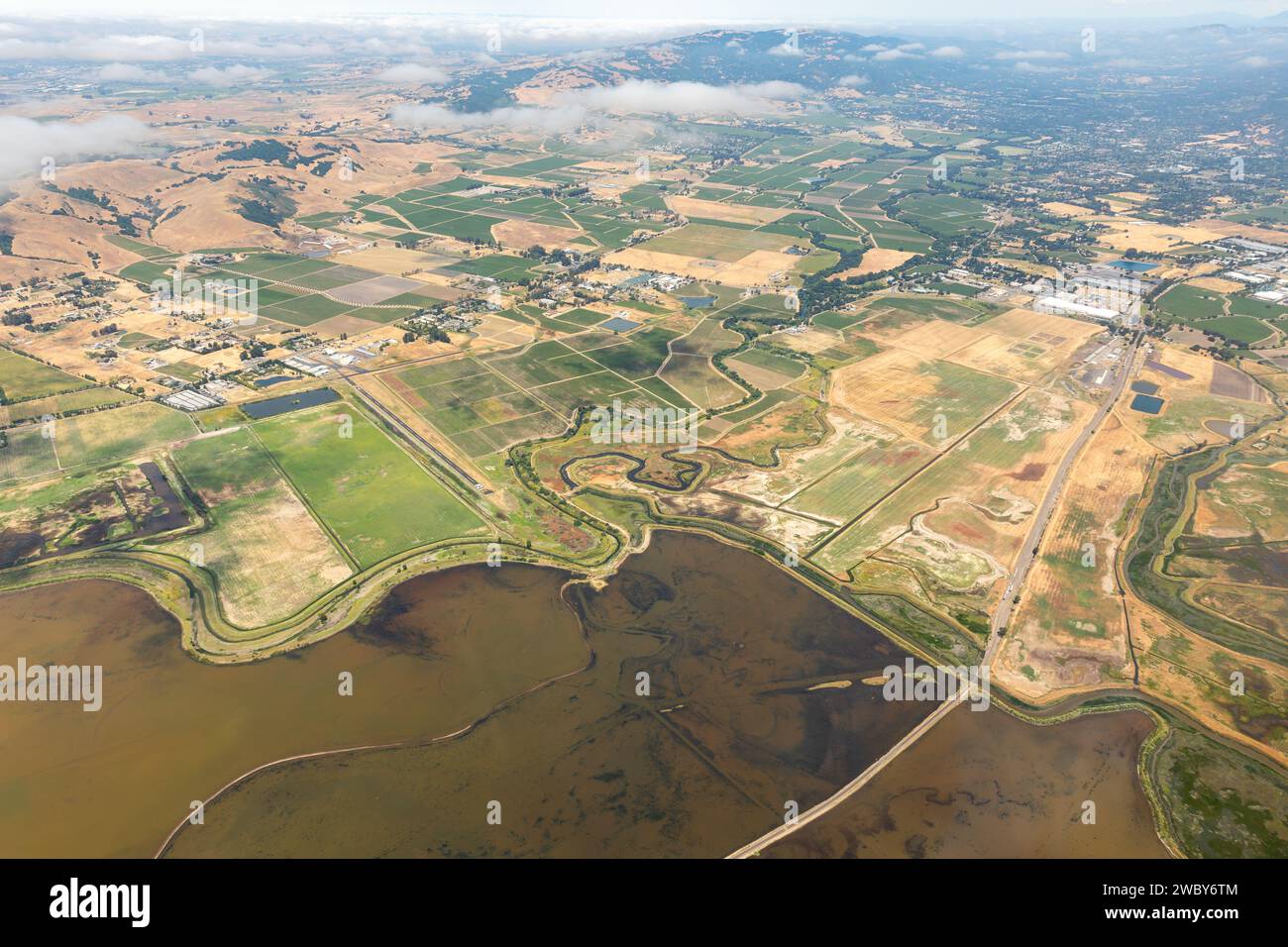 Vue aérienne des motifs des champs agricoles et de la baie de San Francisco où elle rencontre le delta du fleuve Sacramento Banque D'Images