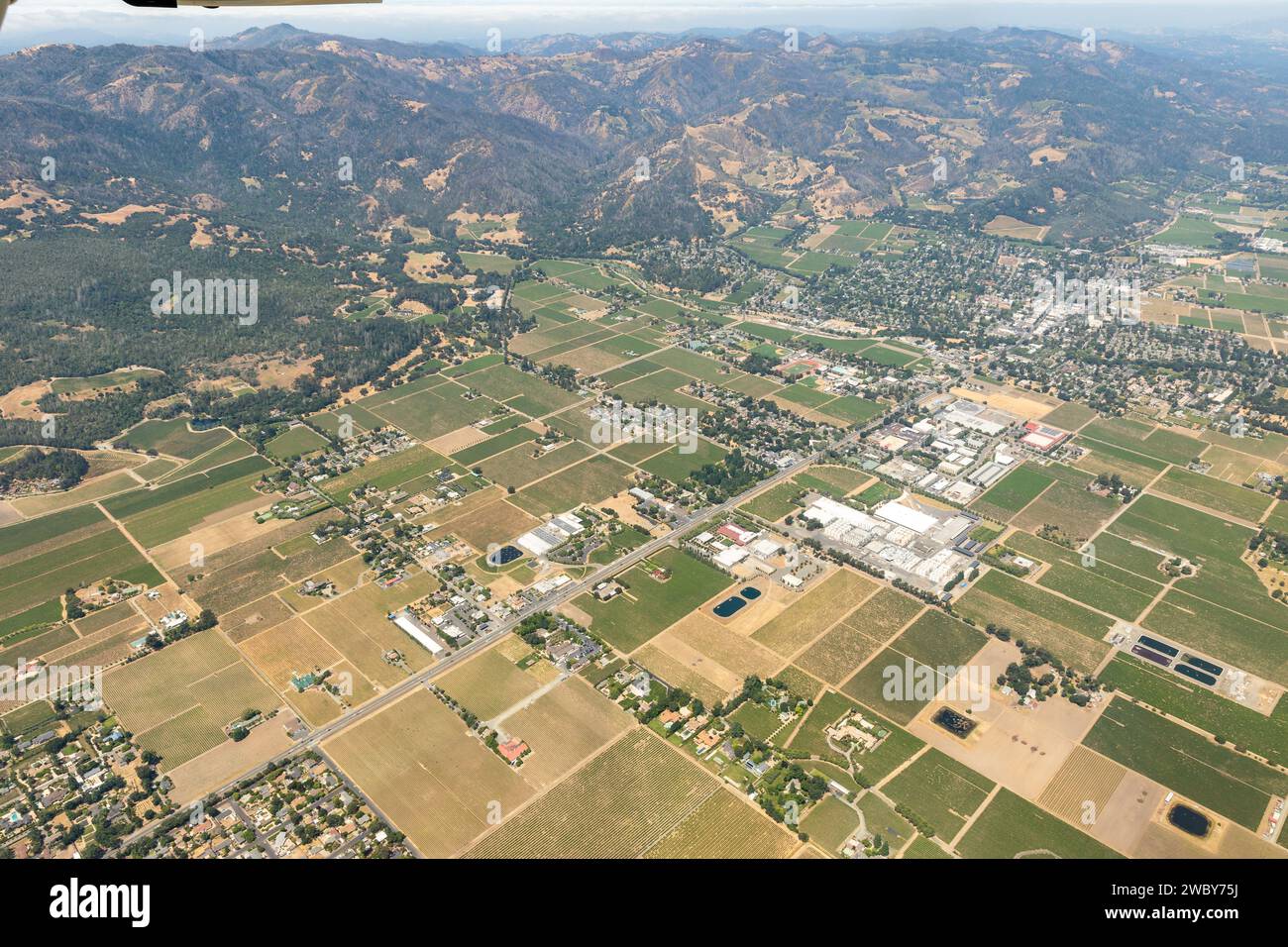 Une vue aérienne montre le paysage de Napa Valley, Californie, avec ses vignobles, ses villes et ses collines, capturer la beauté agricole et les zones résidentielles de la région. Banque D'Images
