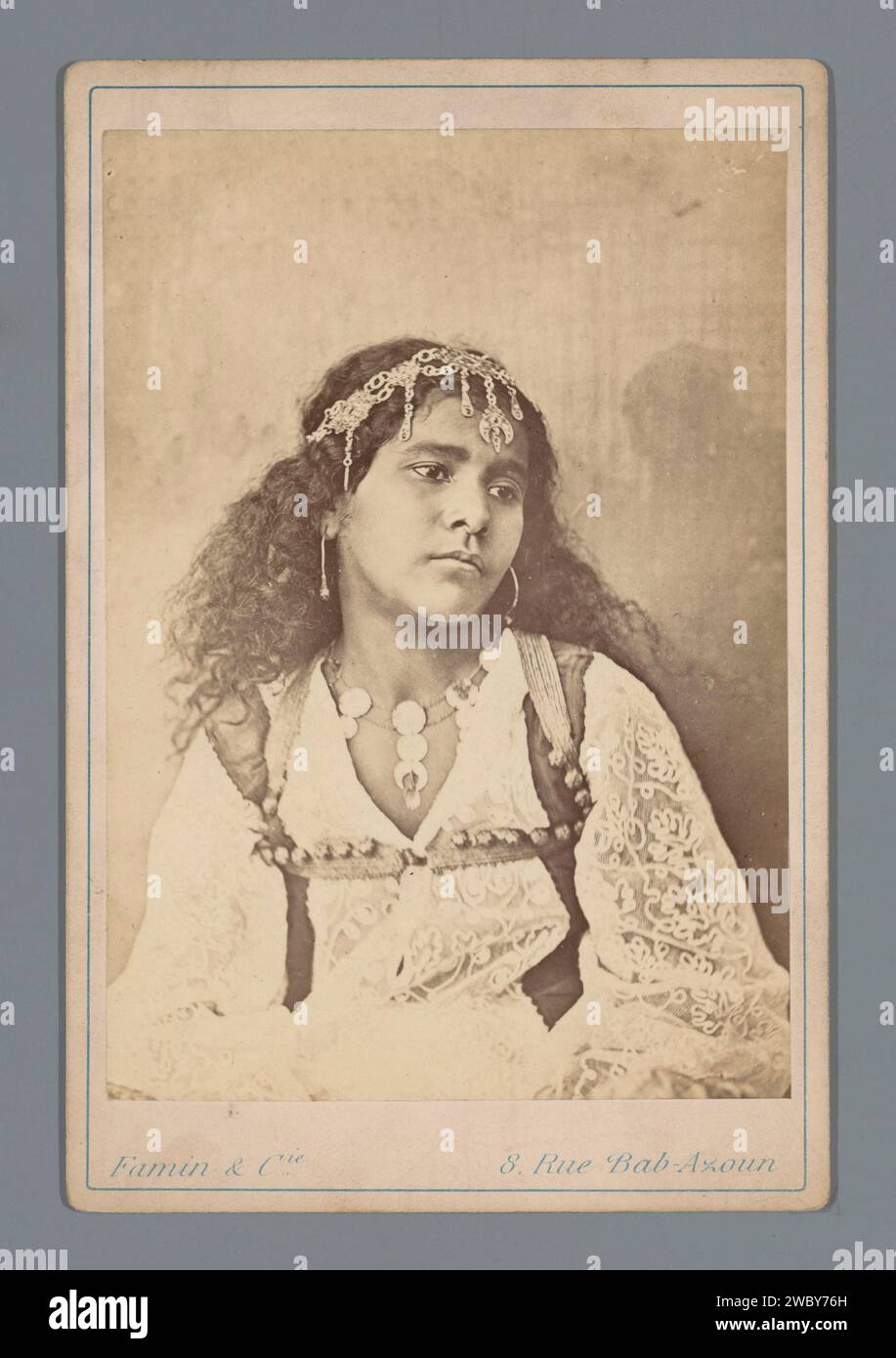 Femme algérienne avec des bijoux dans les cheveux, Famin et Cie., 1863 - 1889 photographie de cabinet Algérie carton. Support photographique albumen print anonyme personne historique représentée - BB - femme. diadem, tiara Algérie Banque D'Images