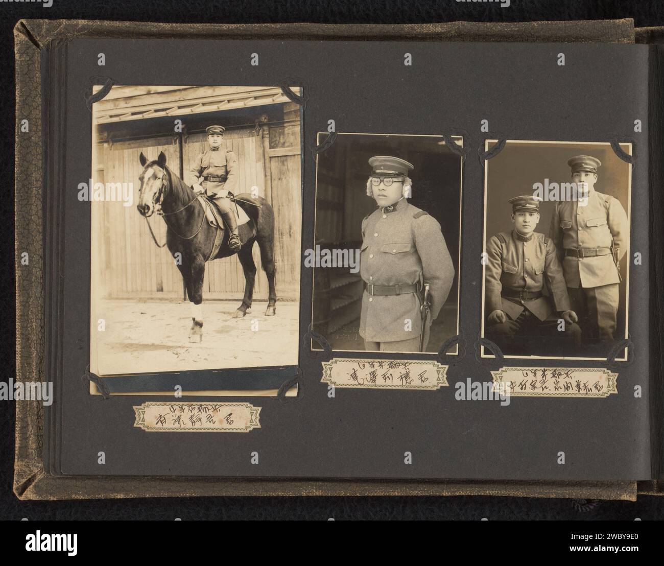 Trois portraits de soldats japonais inconnus, un à cheval, anonyme, v. 1930 - v. 1940 photographie ces photos font partie d'un album. Baryta Paper. papier gélatine argent imprimé personne historique anonyme représentée. le soldat ; la vie du soldat. cheval Banque D'Images