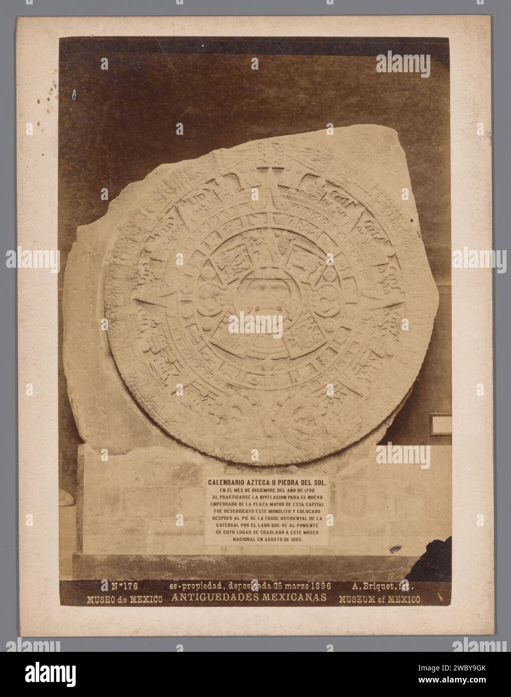 Piedra del sol dans le musée archéologique de Mexico, Abel briquet, 1896 photographie papier de Mexico. Calendrier imprimé albumen carton, almanach Mexico Banque D'Images