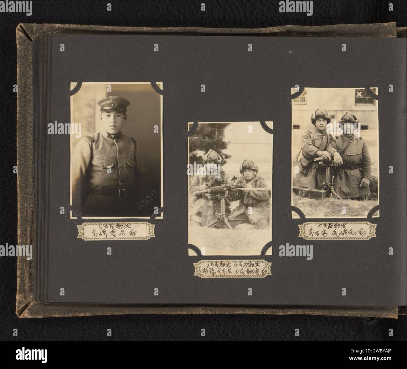 Trois portraits de soldats japonais inconnus, deux lors d'actions militaires, Anonyme, c. 1930 - c. 1940 photographie ces photos font partie d'un album. Korea Baryta Paper. papier gélatine argent imprimé personne historique anonyme représentée. le soldat ; la vie du soldat Banque D'Images