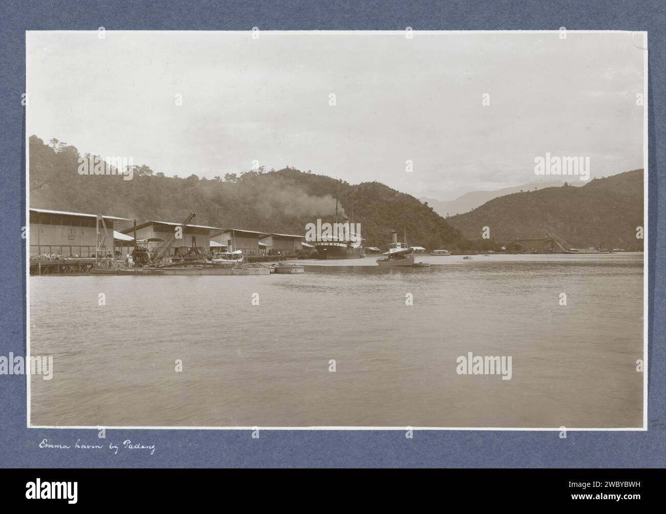 Vue de l'Emmahaven à Padang, Christiaan Benjamin Nieuwenhuis (attribué à), c. 1900 - c. 1920 photographie partie de Reisalbum avec des photos des activités et des sites sur Sumatra et Java et du voyage vers et des Indes orientales néerlandaises. Papier padang. support photographique gélatine argentique port (+ vue ~ véhicule, navire, etc.). Entrepôt (~ port) Padang Banque D'Images