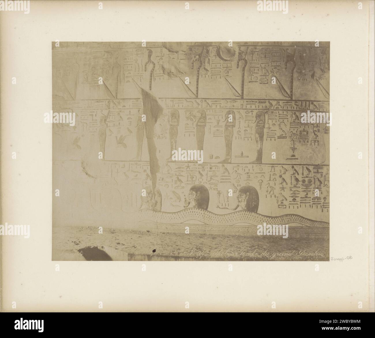 Tombe Van Seti I (KV17) dans les vues de Vallei de Koning, ils (Louxor), C. & G. J'ai manqué, C. 1870 - C. 1890 photo partie de l'album de voyage avec 80 photos d'Egypte. Thebes carton. papier. support photographique albumen print tombe, tombe. Hiéroglyphes égyptiens Louxor Banque D'Images