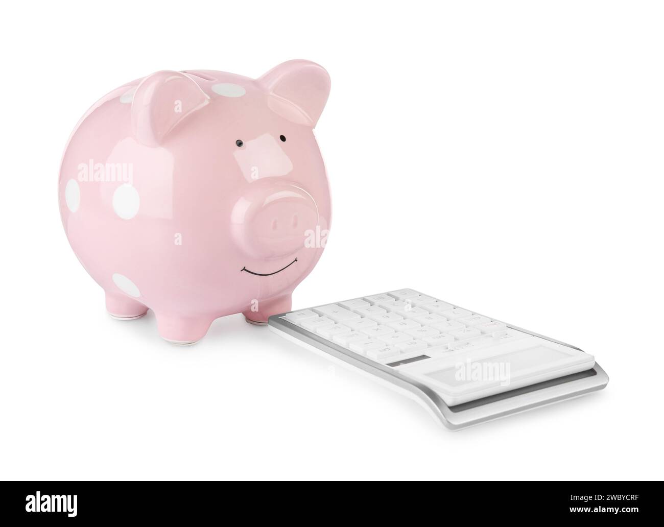 Calculatrice et tirelire rose isolé sur blanc Banque D'Images