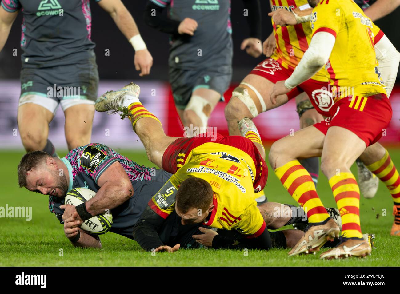 Swansea, Royaume-Uni. 12 janvier 2024. Sam Parry d'Ospreys est affronté Lucas Dubois d'USA Perpignan lors du match de la European Challenge Cup entre Ospreys et Perpignan au stade Swansea.com de Swansea le 12 janvier 2024. Cette image ne peut être utilisée qu'à des fins éditoriales. Usage éditorial uniquement. Crédit : Ashley Crowden/Alamy Live News Banque D'Images