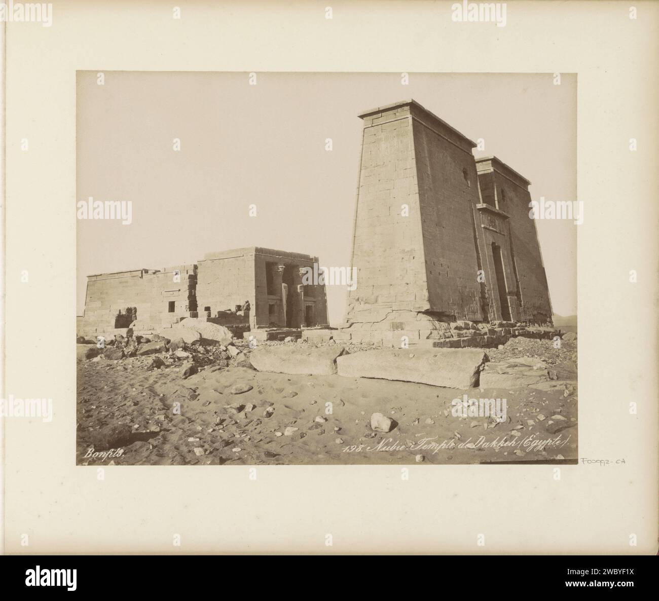Temple d'ad Dakka en Nubie (Égypte du Sud), Maison Bonfils, c. 1870 - c. 1898 photographie partie d'un album de voyage avec 80 photos d'Égypte. Carton égyptien. papier. Support photographique albumen print temple, sanctuaire ~ religion égyptienne. Porte, entrée Egypte Banque D'Images