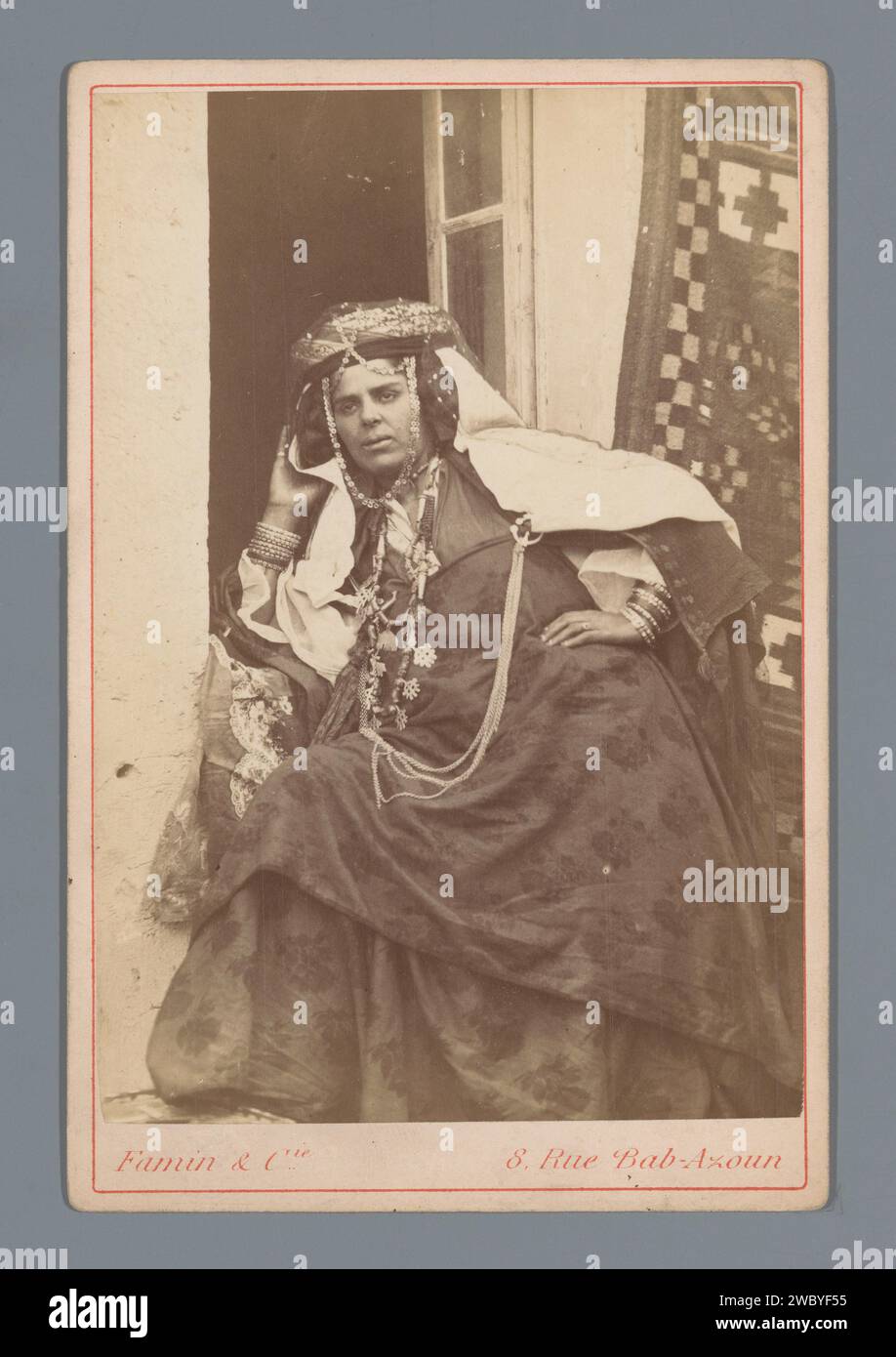 Portrait d'une femme inconnue en vêtements traditionnels, Famin et Cie., 1863 - 1889 photographie de cabinet Algérie carton. support photographique imprimé albumine femme adulte. Costume folklorique, costume régional Algérie Banque D'Images