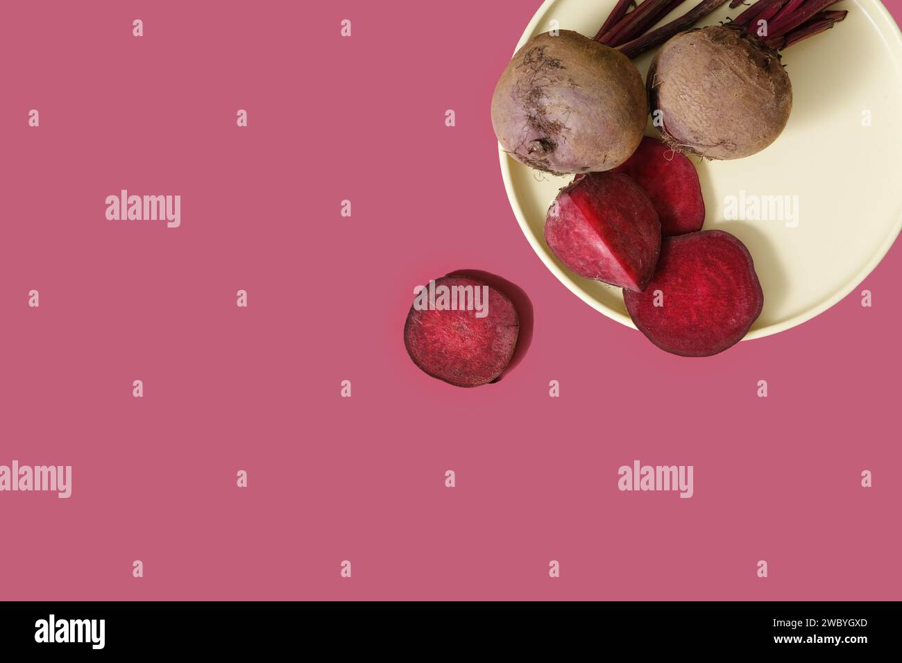 Vue de dessus d'un plat pastel contenant de la betterave fraîche. Espace de copie. Betterave (Beta vulgaris) contient des nutriments qui peuvent améliorer la performance sportive Banque D'Images