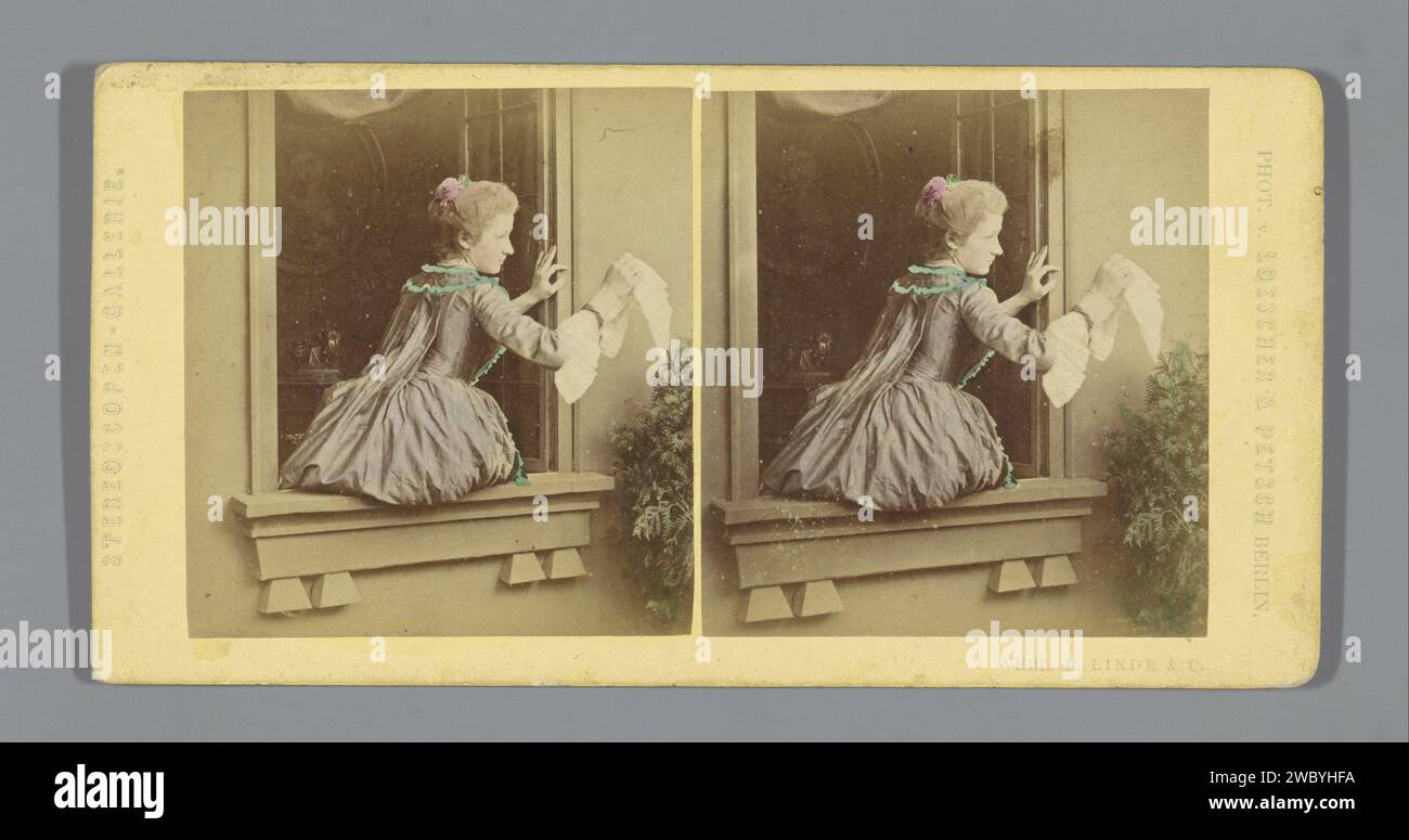 Une femme se suspend avec un mouchoir en agitant hors du cadre de la fenêtre, Loescher & Petsch, 1863 - 1968 Stereography Berlin Cardboard. papier albumen print femme adulte. ouvrir la fenêtre Banque D'Images