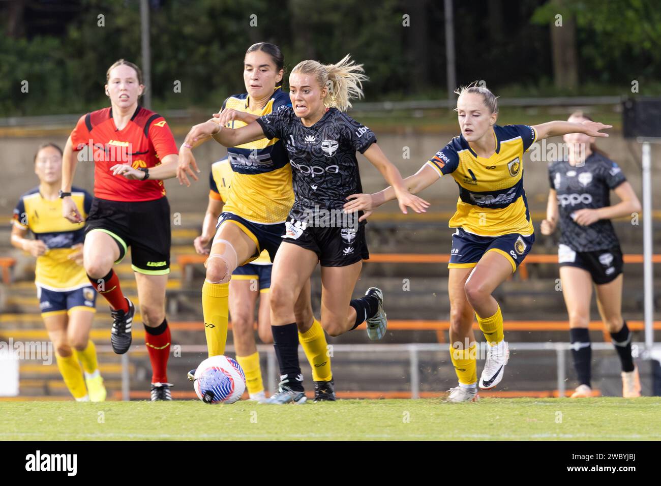 Sydney, Australie. 12 janvier 2024. L’attaquant de Phoenix Alyssa Whinham dribble et divise la défense. Wellington Phoenix contre Central Coast Mariners. Liberty A League. Tour Unity. Leichardt Oval. Lilyfield. Sydney. Australie (Joe SERCI/SPP) crédit : SPP Sport Press photo. /Alamy Live News Banque D'Images