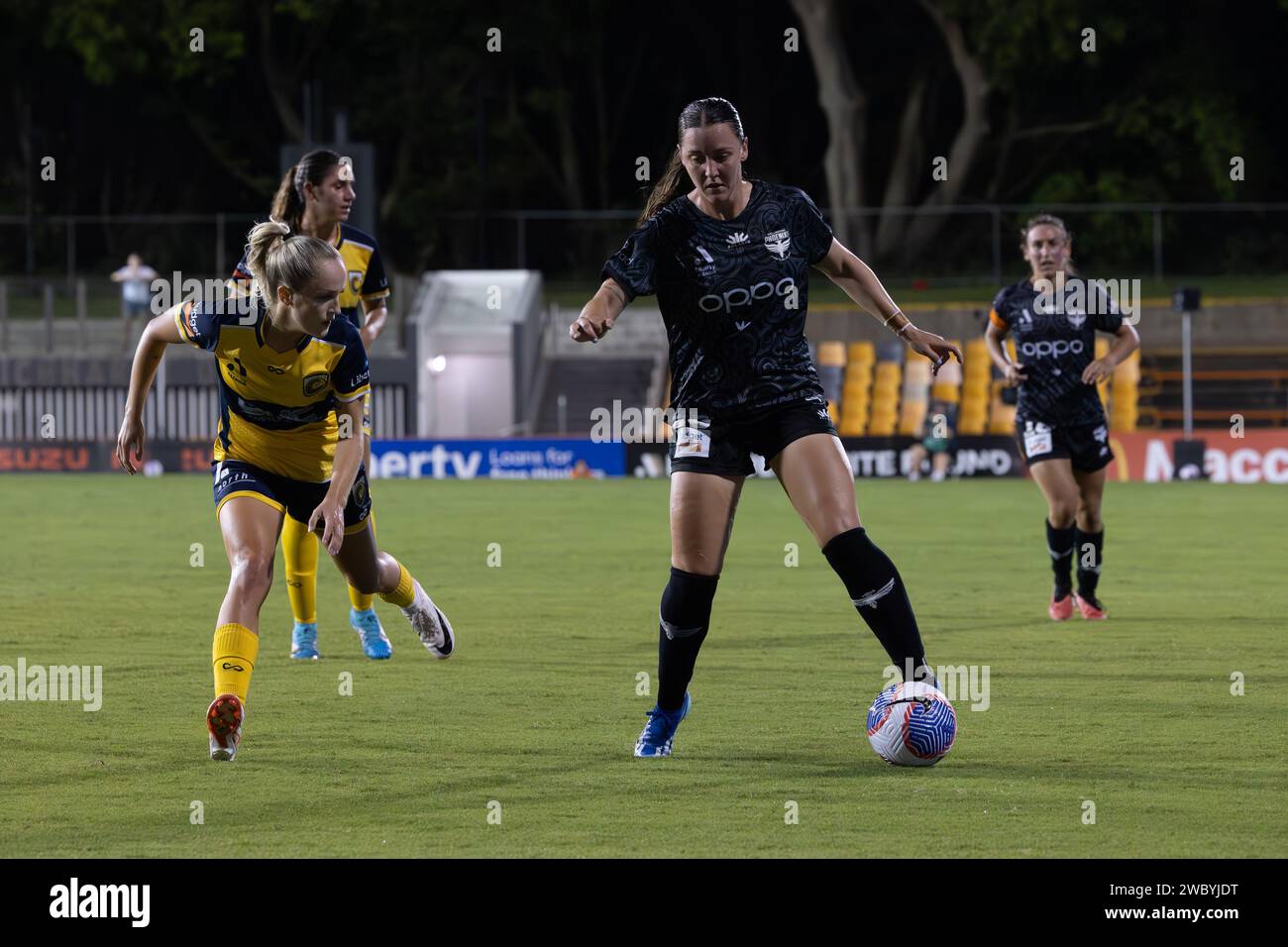 Sydney, Australie. 12 janvier 2024. Michaela Foster, la milieu de terrain de Phoenix, est équilibrée sur le ballon. Wellington Phoenix contre Central Coast Mariners. Liberty A League. Tour Unity. Leichardt Oval. Lilyfield. Sydney. Australie (Joe SERCI/SPP) crédit : SPP Sport Press photo. /Alamy Live News Banque D'Images