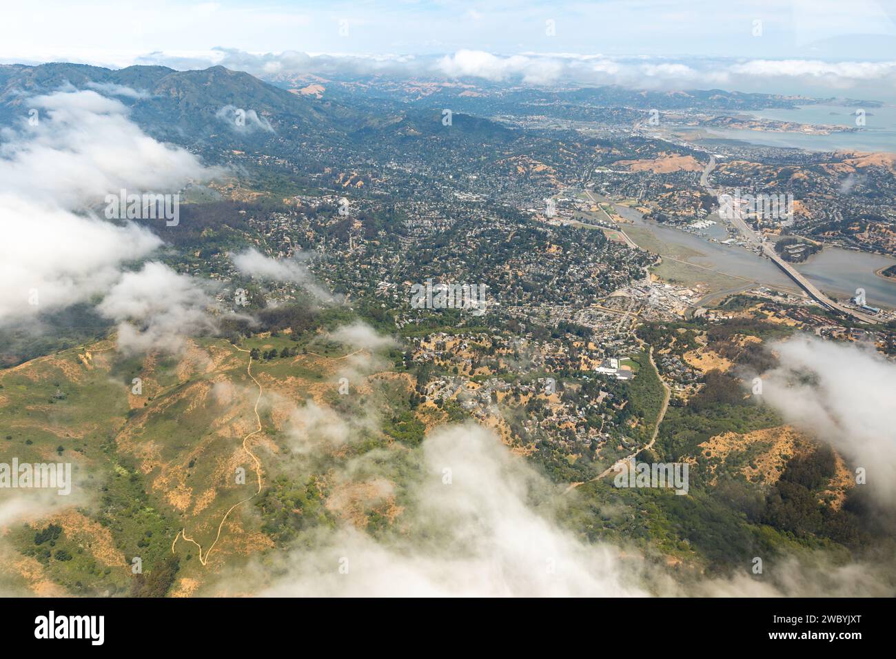 Vue aérienne des villes de Sausalito et de Mill Valley avec des nuages qui passent Banque D'Images
