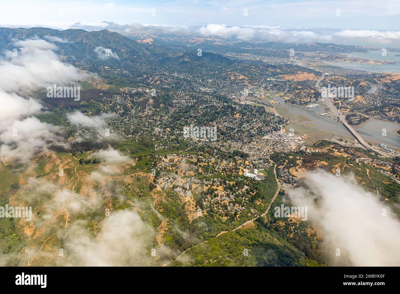 Vue aérienne des villes de Sausalito et de Mill Valley avec des nuages qui passent Banque D'Images