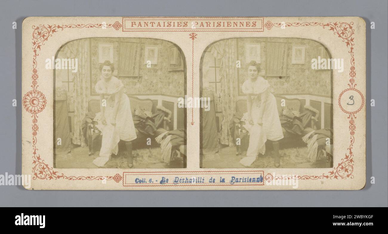 Schaar femme habillée se plie en avant, Anonyme, 1855 - 1875 stéréographie tissulaire ParisÉditeur : France support photographique. papier. Imprimé albumine sur carton / coupant / perforant adulte femme Paris Banque D'Images