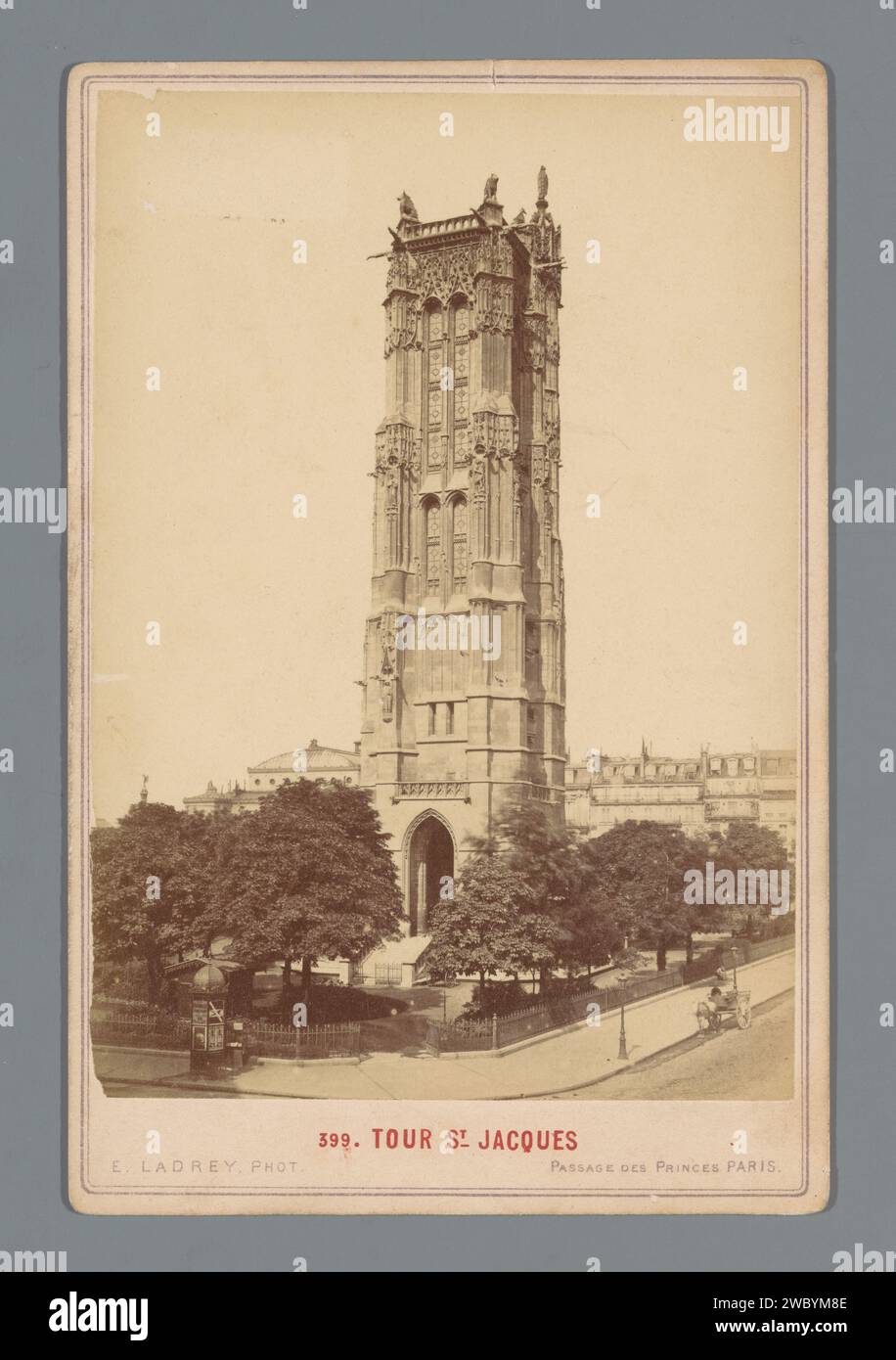 Vue de la Tour Saint-Jacques à Paris, Ernest Ladrey, photographie 1860 - 1890. Cabinet photographie Paris carton. support photographique albumen tour d'impression, tour de l'horloge  ornement monumental. façade (de maison ou de bâtiment). Vue sur la ville en général ; 'veduta' Tour Saint-Jacques Banque D'Images