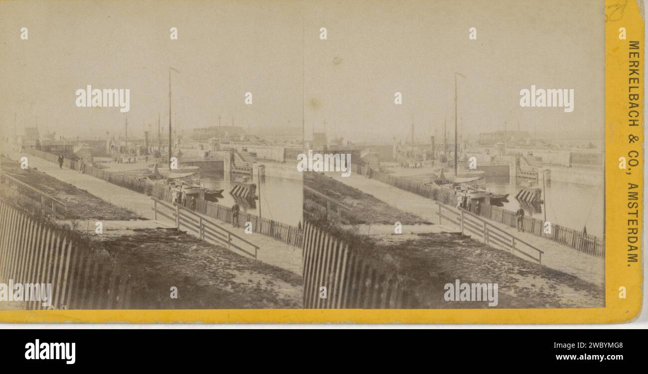 Vue sur le port et les écluses de IJmuiden, Anonyme, Merkelbach & Co., 1900 - 1902 stéréographe IJmuidenÉditeur : AmsterdamAmsterdam carton. écluse de lift-lock d'impression d'albumen de papier, écluse de canal. Port IJmuiden Banque D'Images