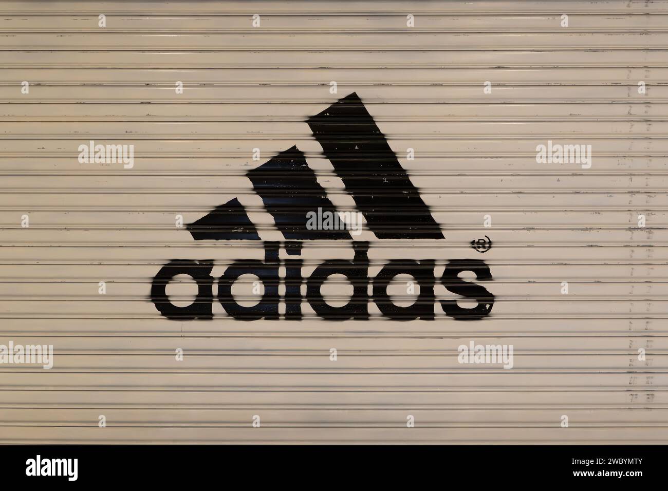 ZHONGSHAN GUANGDONG Chine-décembre 18 2023 : grand logo Adidas dans un centre commercial à composition horizontale. Banque D'Images