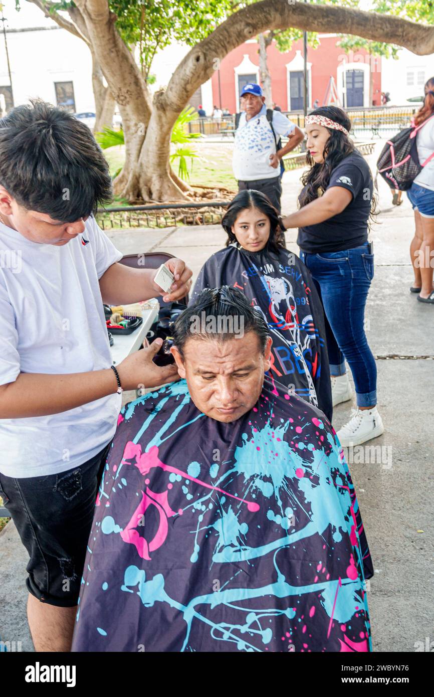 Merida Mexique, centro historico quartier historique central, Parque de San Juan, salon de beauté école de coiffure étudiante offrant des coupes de cheveux gratuites, te Banque D'Images