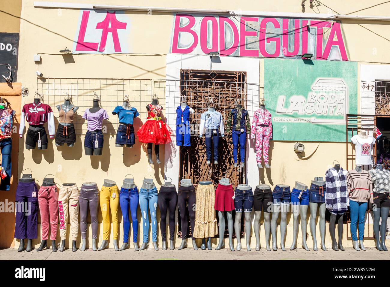 Merida Mexique, centro historico quartier historique central, affichage de vente de vêtements pour femmes, mannequins pantalons jeans hauts, trottoir extérieur extérieur, bâtiment Banque D'Images