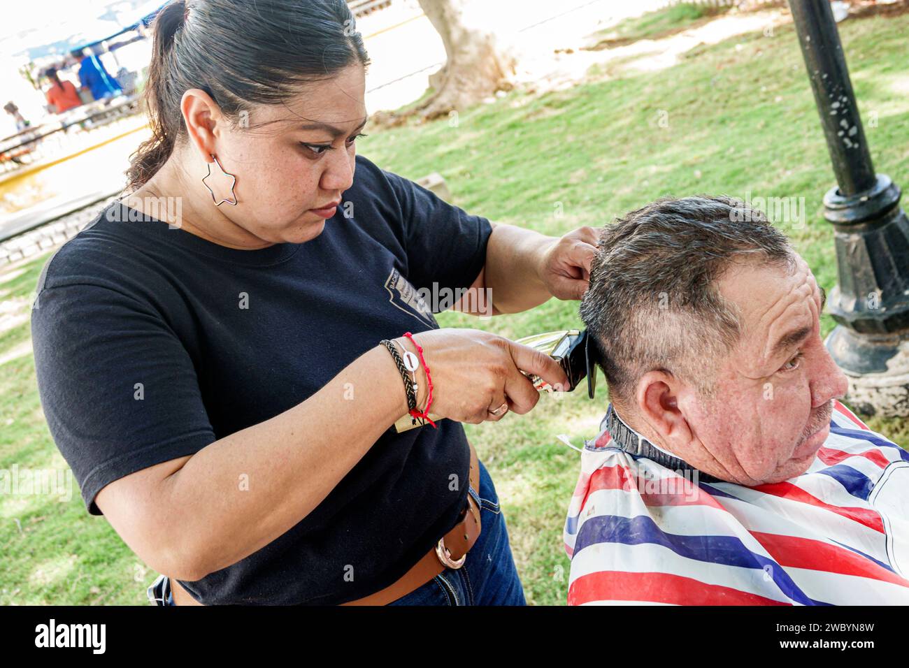 Merida Mexique, centro historico quartier historique central, Parque de San Juan, salon de beauté école de coiffure étudiant offrant des coupes de cheveux gratuites, WO Banque D'Images