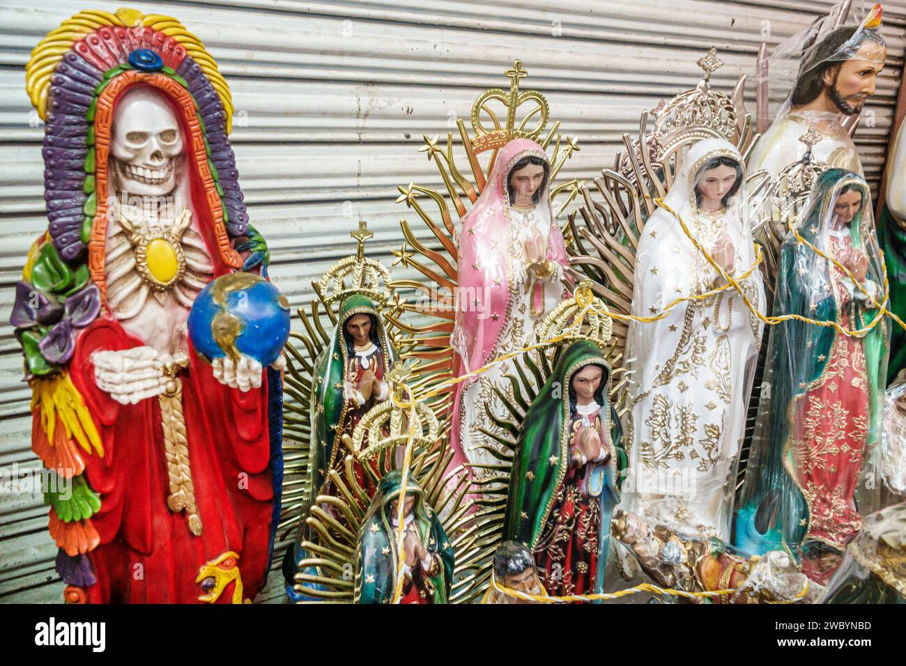 Merida Mexique, centro historico quartier historique central, statues religieuses statuettes, Vierge notre-Dame de Guadalupe, jour du squelette mort, Dia de los Mue Banque D'Images