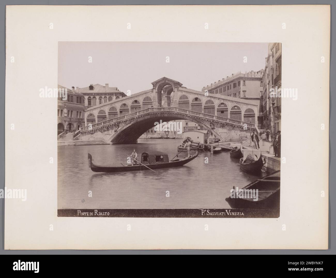 Gondels sur le Canal Grande pour le Rialtobrug à Venise, Paolo Salviati, 1860 - 1870 photographie papier de Venise. pont d'impression d'albumen en carton dans la ville à travers la rivière, canal, etc. Gondole Rialtobrug Banque D'Images
