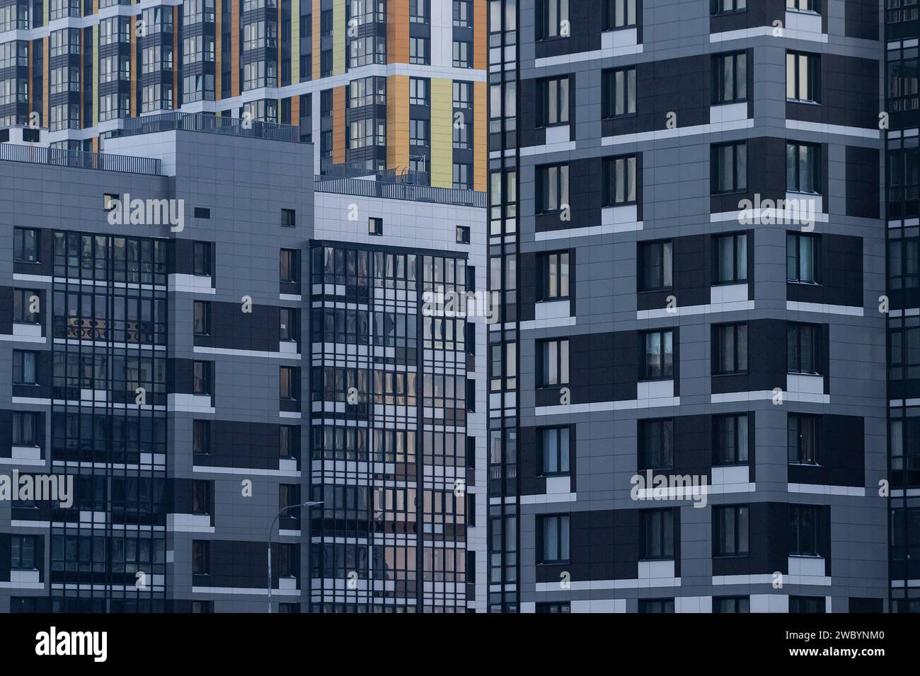 St. Petersburg, Russie. 12 janvier 2024. Vues des façades des nouveaux bâtiments résidentiels de plusieurs étages à Saint-Pétersbourg. (Photo Artem Priakhin/SOPA Images/Sipa USA) crédit : SIPA US/Alamy Live News Banque D'Images