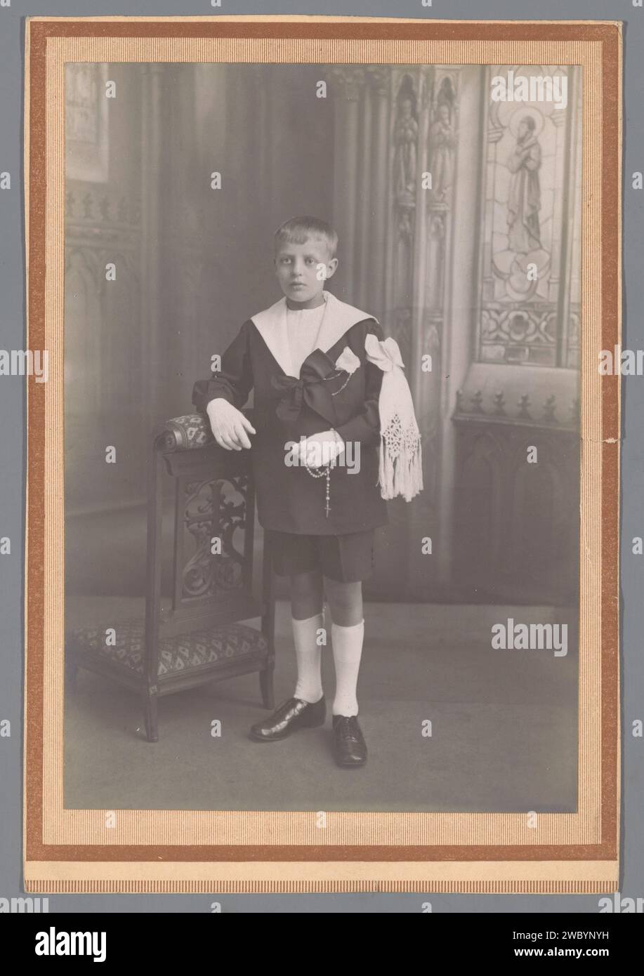 Portrait d'un communicant inconnu, J. le bris, c. 1910 - c. 1930 photographie. Support photographique de cabinet Paris. impression argentique en carton premier communicant Banque D'Images