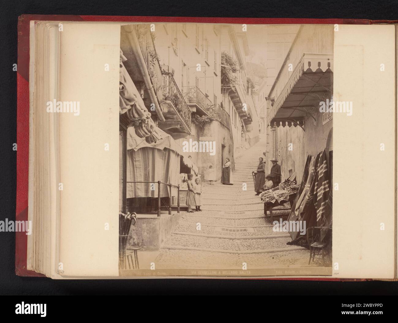 Vue de via Serbelloni à Bellagio, Bosetti (possible), 1898 photographie cette photo fait partie d'un album. Bellagio (Italie) support photographique albumen print Street (+ City(-scape) avec figures, staffage) Bellagio (Italie) Banque D'Images