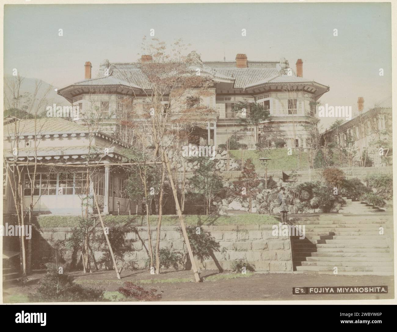 Façade et jardins de l'hôtel Fujiya à Miyanoshita, Anonyme, en 1891 ou après - c. 1900 photographie partie de Reisalbum avec des photos de sites au Japon. Carton Miyanoshita. papier. support photographique albumen print hôtel, hôtellerie, auberge. façade (de maison ou de bâtiment). jardin Miyanoshita Banque D'Images